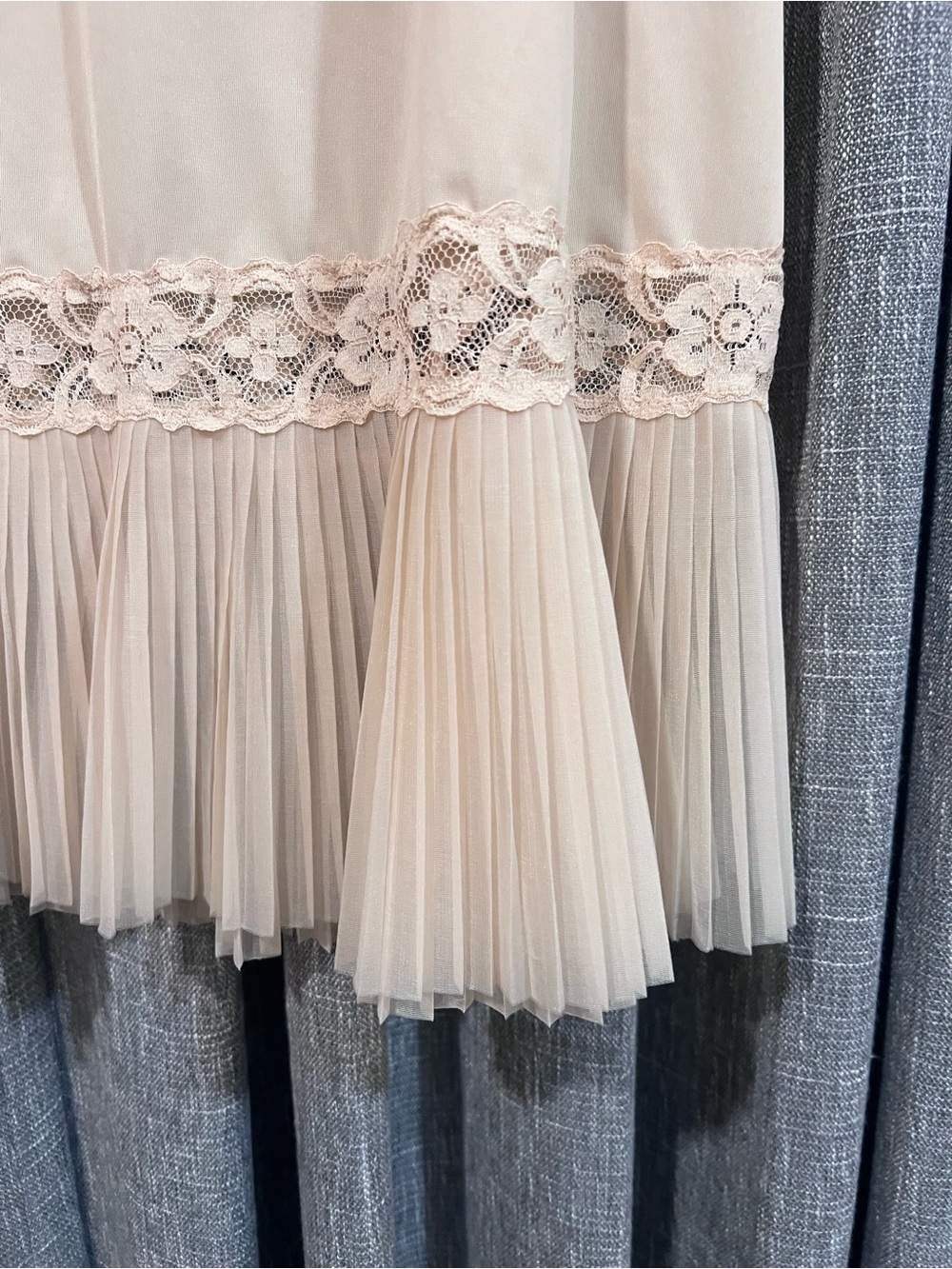 Vintage Vanity Fair Beige Half Slip Petticoat Lace Pleated Hem Size M/L USA Made - Picture 2 of 7